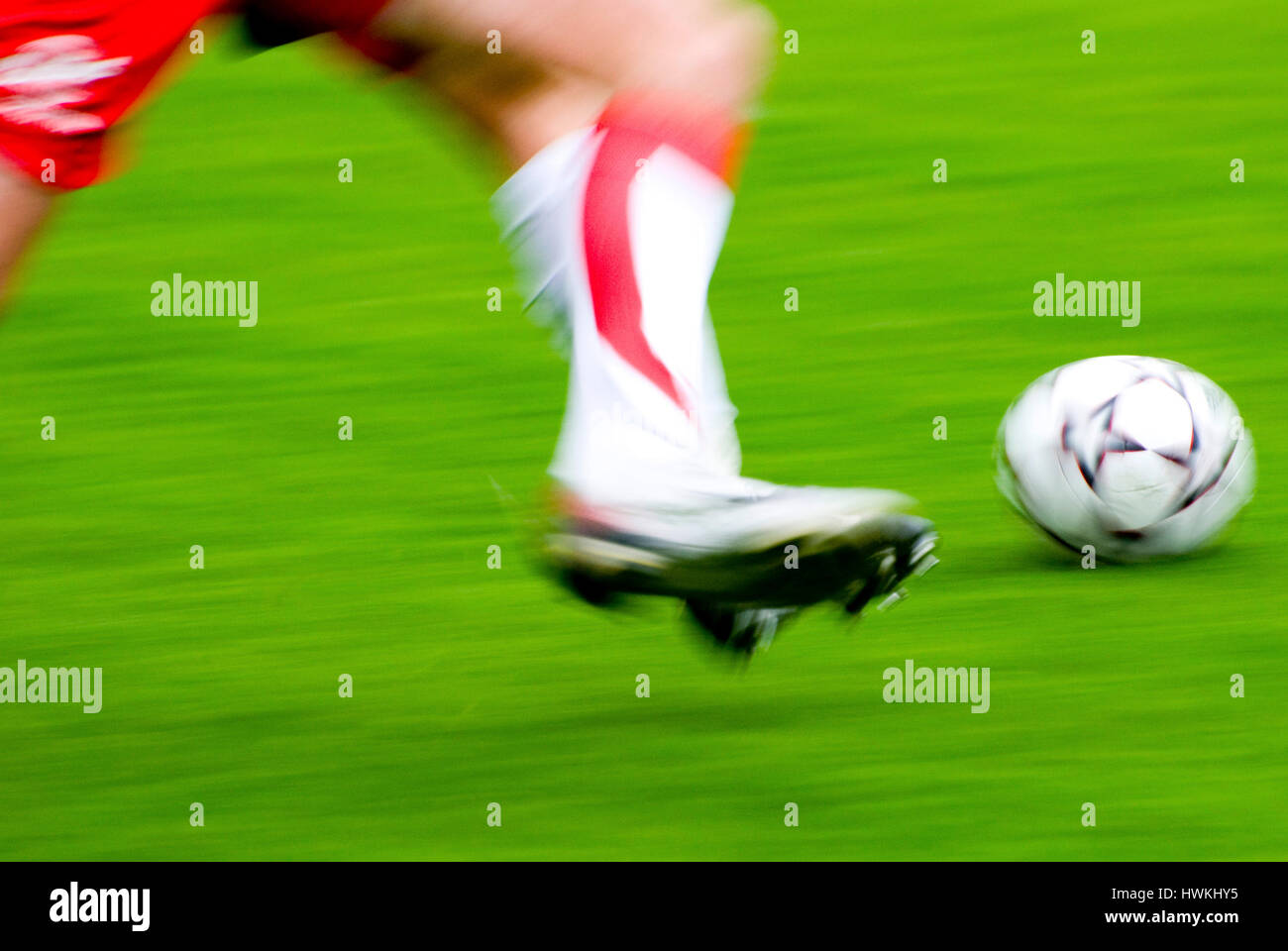 Giocatore di calcio gambe durante una partita, motion blur effetto Foto Stock