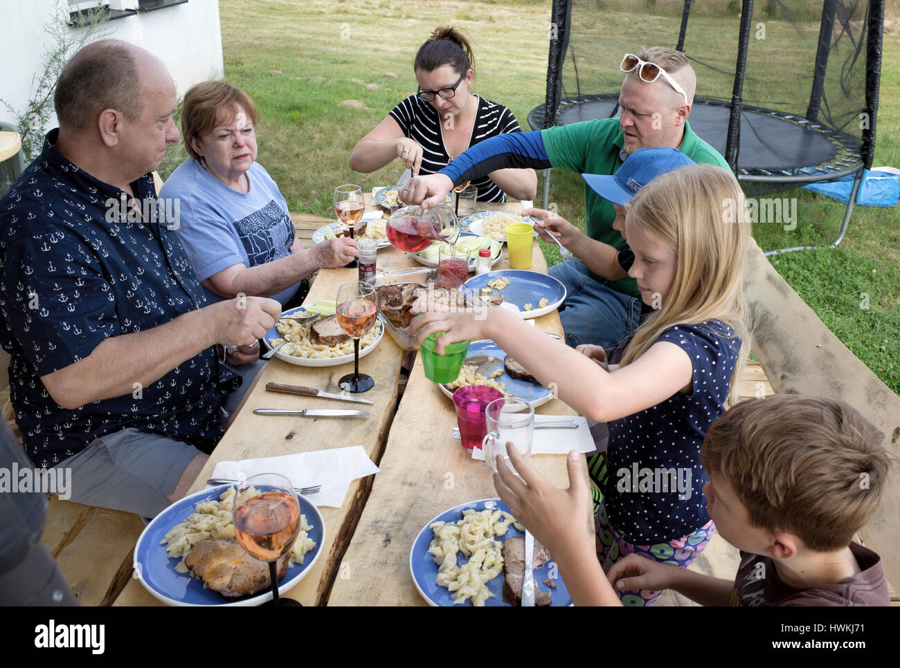 Cena in famiglia con pasta di patate e pollo. Il Nonno polacco 57, nonna 70 genitori 38, 41 bambini di 12, 8, 10. Zawady Polonia centrale Europa Foto Stock
