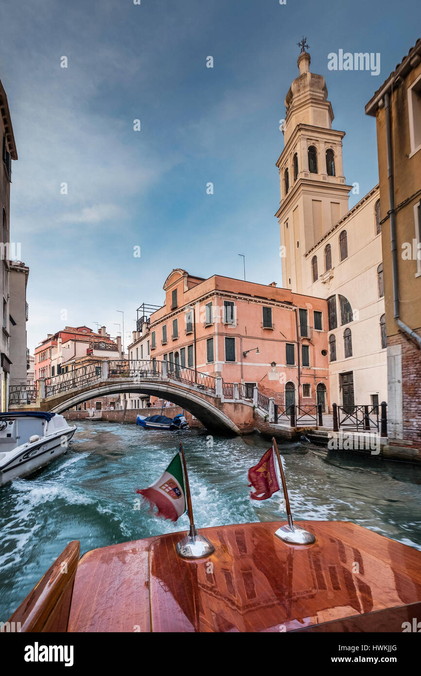 Vista da poppa della barca, Canal a Venezia Italia Foto Stock