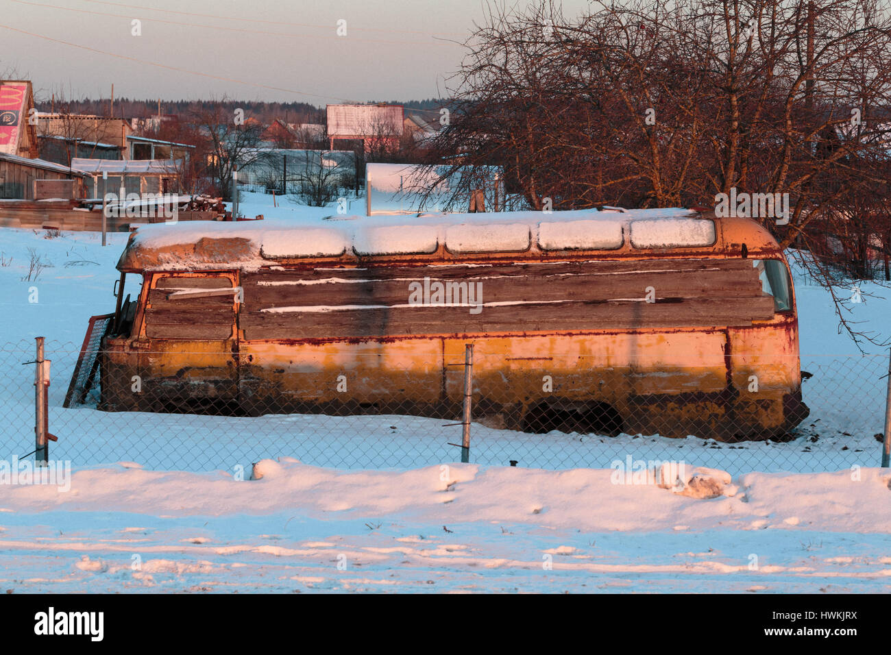 Vecchio arrugginito e bus collassato è avvolta nella neve. Foto di giorno. Foto Stock