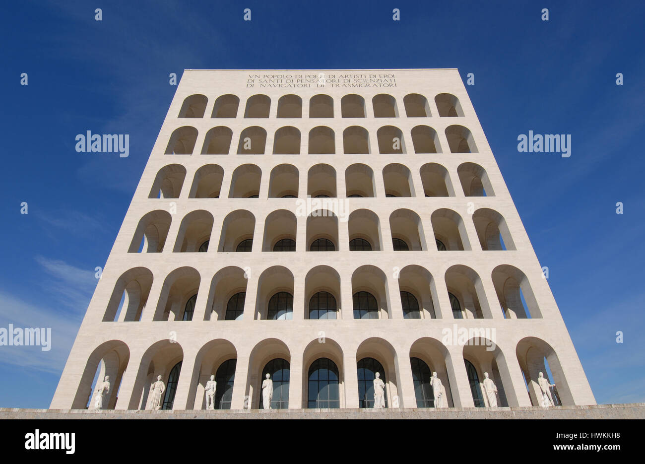 Palazzo della Civiltà Italiana (o Colosseo Quadrato), progettato per il 1942 Esposizione Universale e ora il simbolo del moderno quartiere Eur di Roma Foto Stock