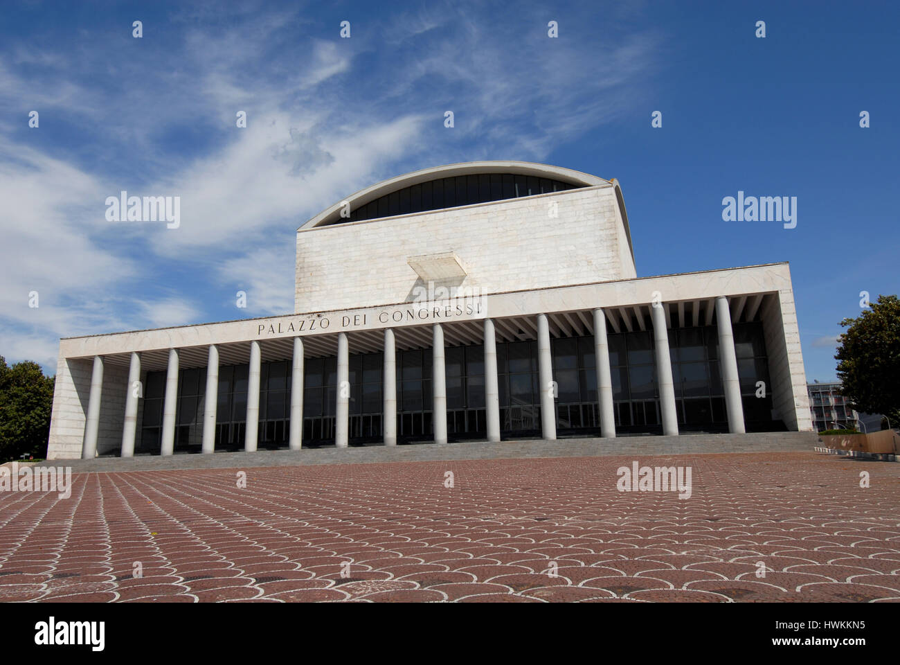 Palazzo dei Congressi (Sala Congressi), progettato per il 1942 Esposizione Universale e ora è uno dei simboli del moderno quartiere Eur di Roma Foto Stock