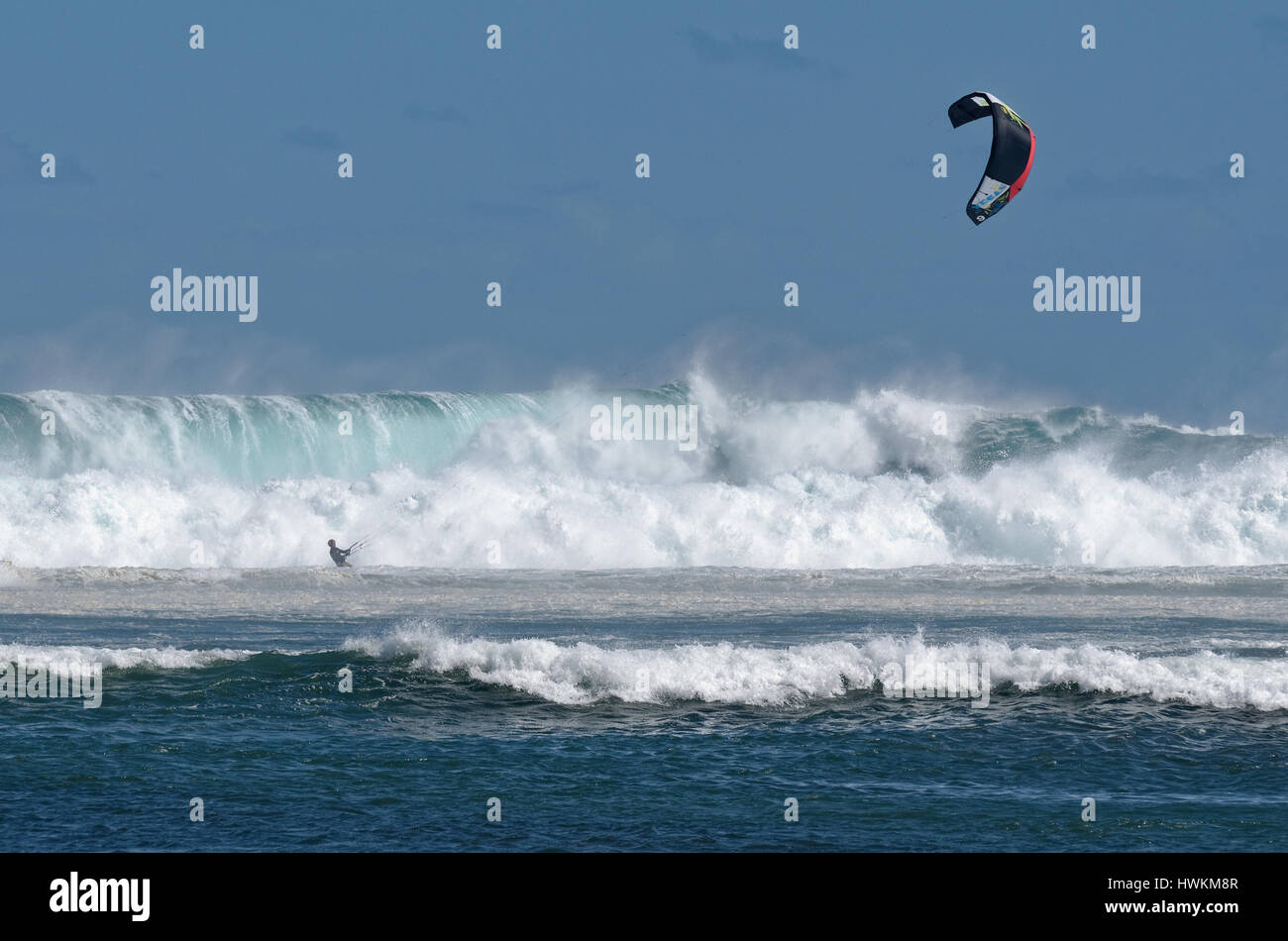 Il kitesurfing con grandi si rigonfiano nella laguna di Saint-Pierre town, la Reunion, Oceano Indiano Foto Stock