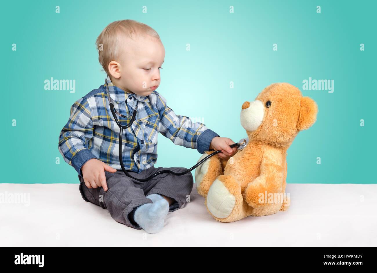 È figlio di un medico. Gioca con Teddy bear Foto Stock