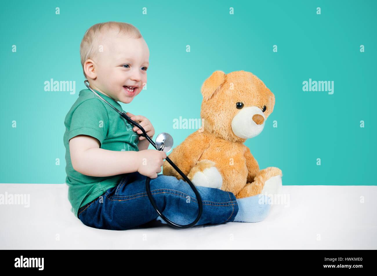 È figlio di un medico. Gioca con Teddy bear Foto Stock