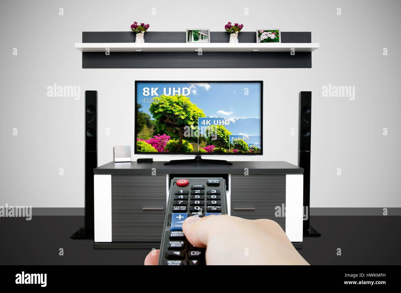 Guardare la televisione nella moderna sala TV. Confronta della televisione risoluzione. uhd 8k risoluzione TV ultra hd concept Foto Stock