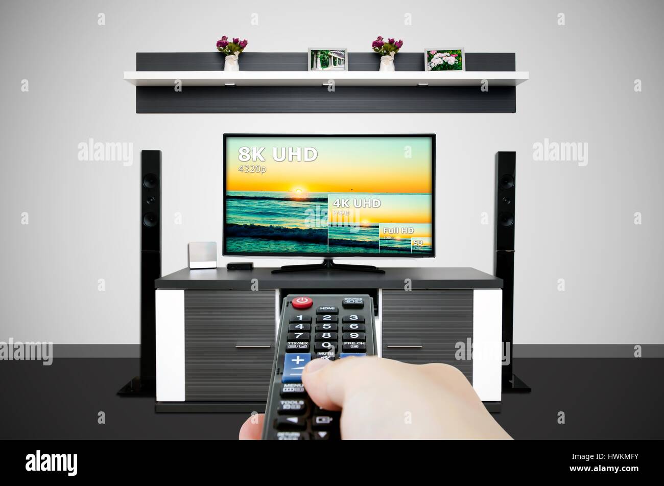 Guardare la televisione nella moderna sala TV. Confronta della televisione risoluzione. uhd 8k risoluzione TV ultra hd concept Foto Stock