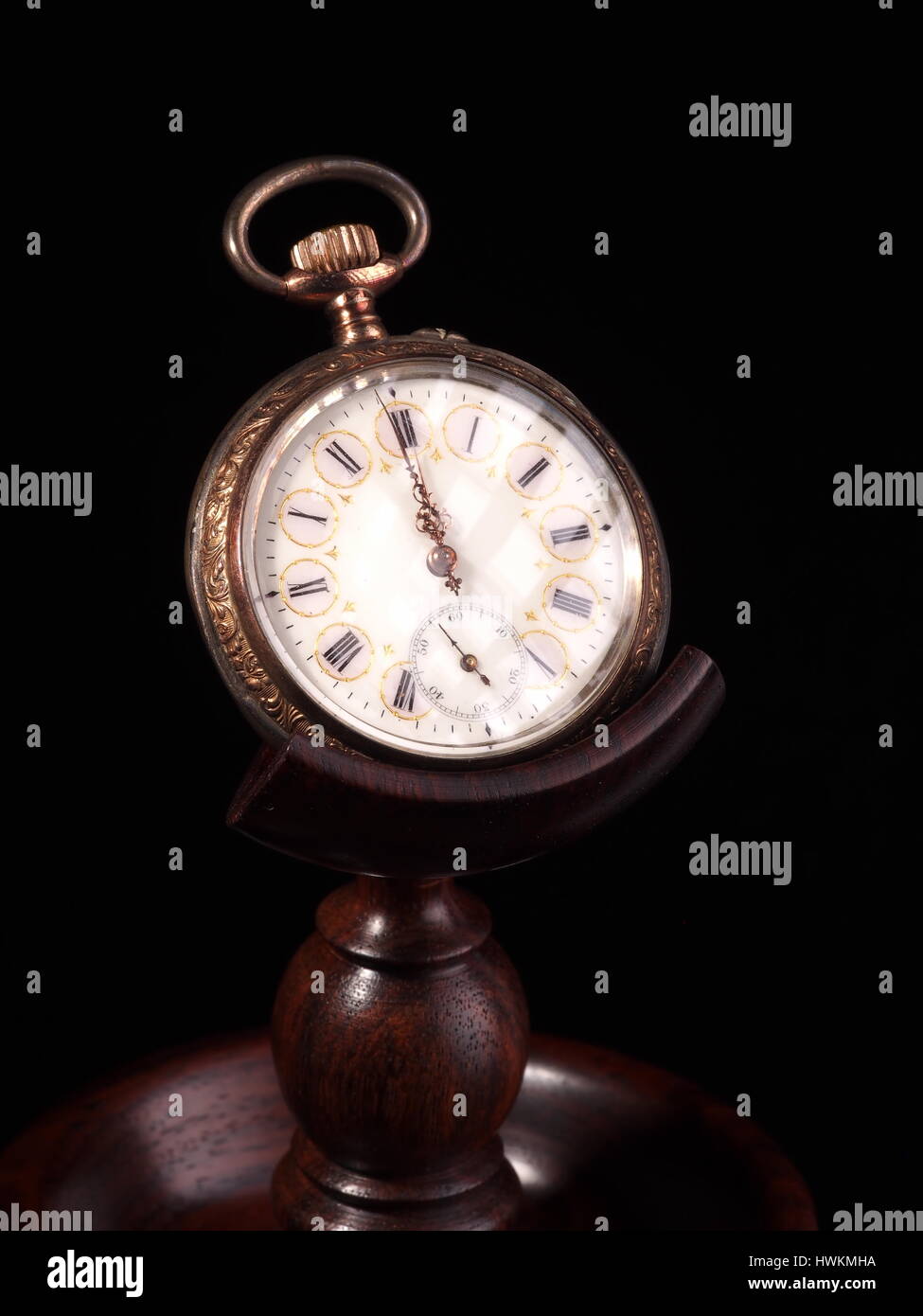 Ornamento decorato oro e argento vecchio orologio tascabile su stand di legno mostrando le mani puntando 1 minuto a mezzogiorno, Melbourne 2015 Foto Stock