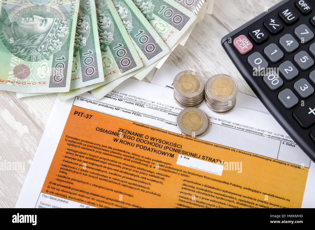 Polacco modulo fiscale con contanti e calcolatrice. Contabilità aziendale pit zloty polacco concept Foto Stock