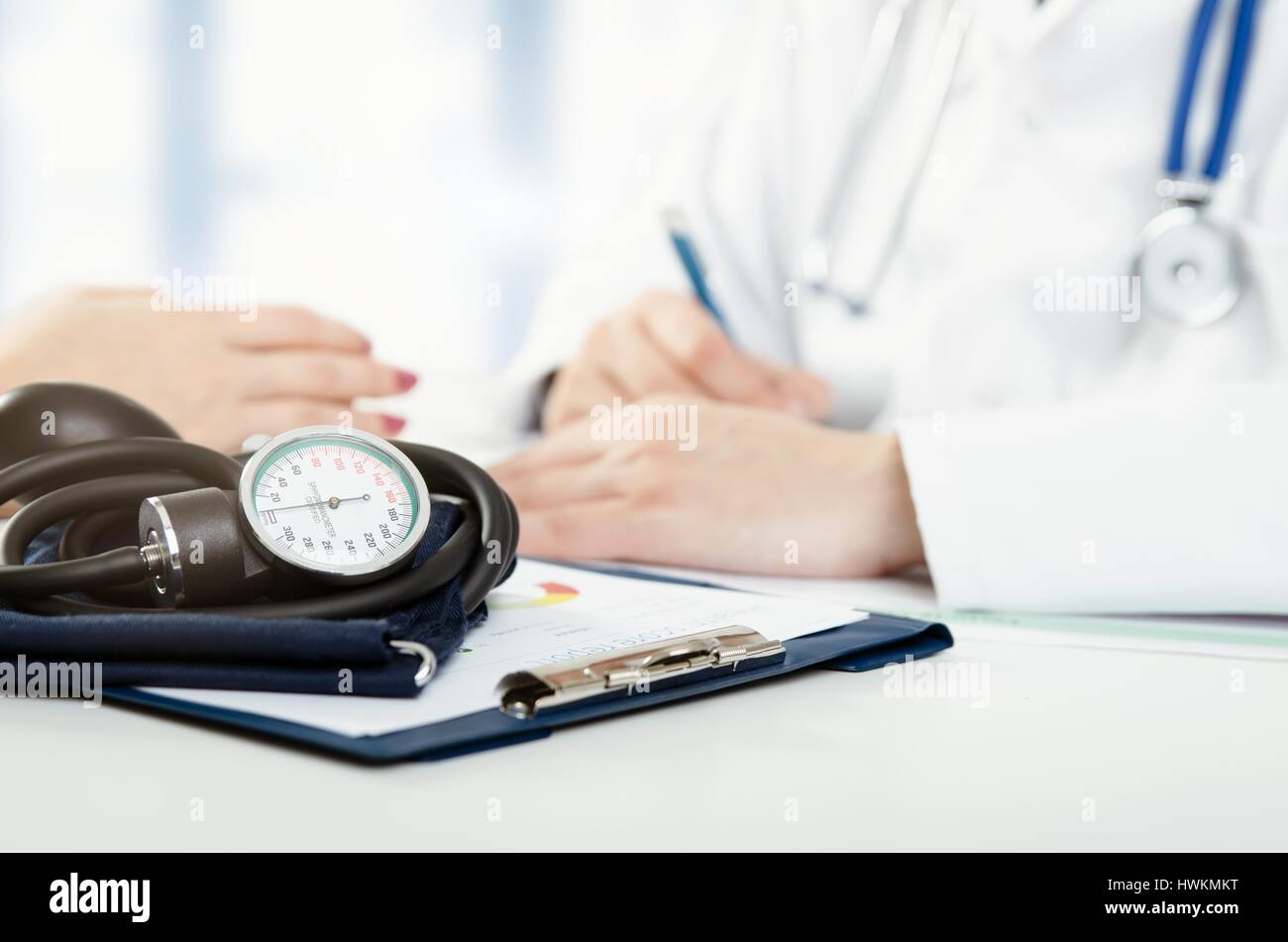 Il medico e il paziente consultazione medica. medico paziente health care office desk stetoscopio concetto medico Foto Stock