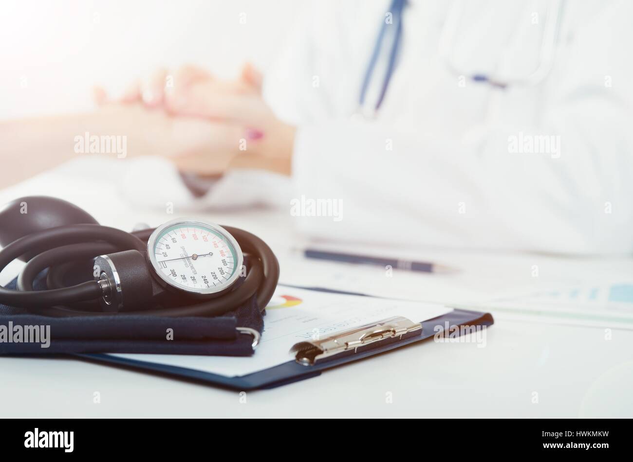 Il medico e il paziente consultazione medica. medico paziente health care office desk stetoscopio concetto medico Foto Stock