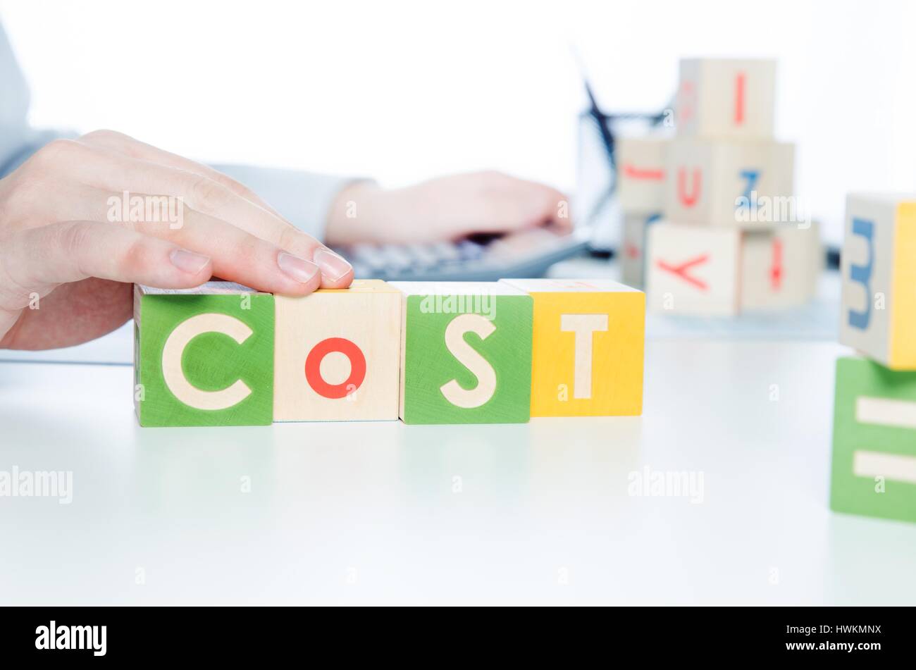 Parola di costo con blocchi colorati. la contabilità dei costi aziendali alfabeto blocchi di riduzione del debito analisi del concetto Foto Stock