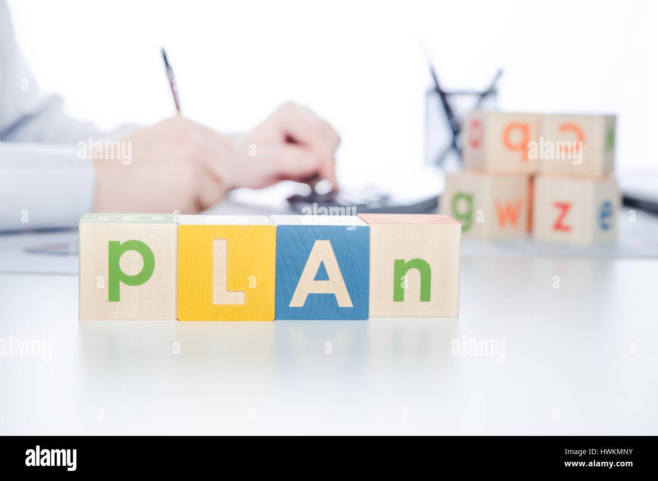 Parola del piano con i blocchi colorati. Il piano di lavoro della penna di sfondo mano business assemblare il concetto di imprenditore Foto Stock