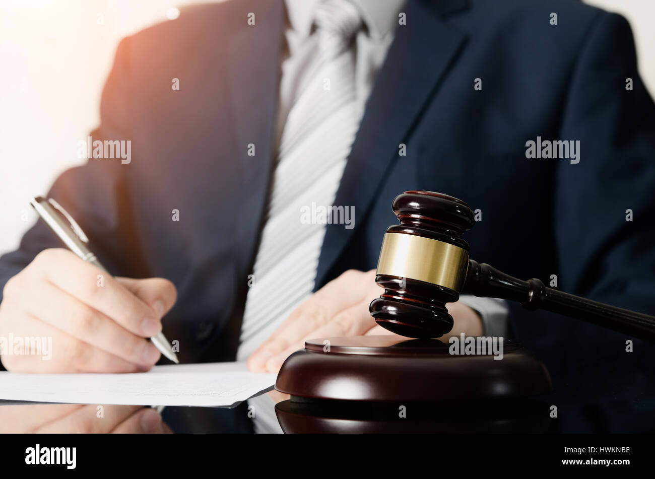 Martello di legno, avvocato di lavoro in background. avvocato legge di giustizia Giudice martello courtroom legale concetto tavolo Foto Stock