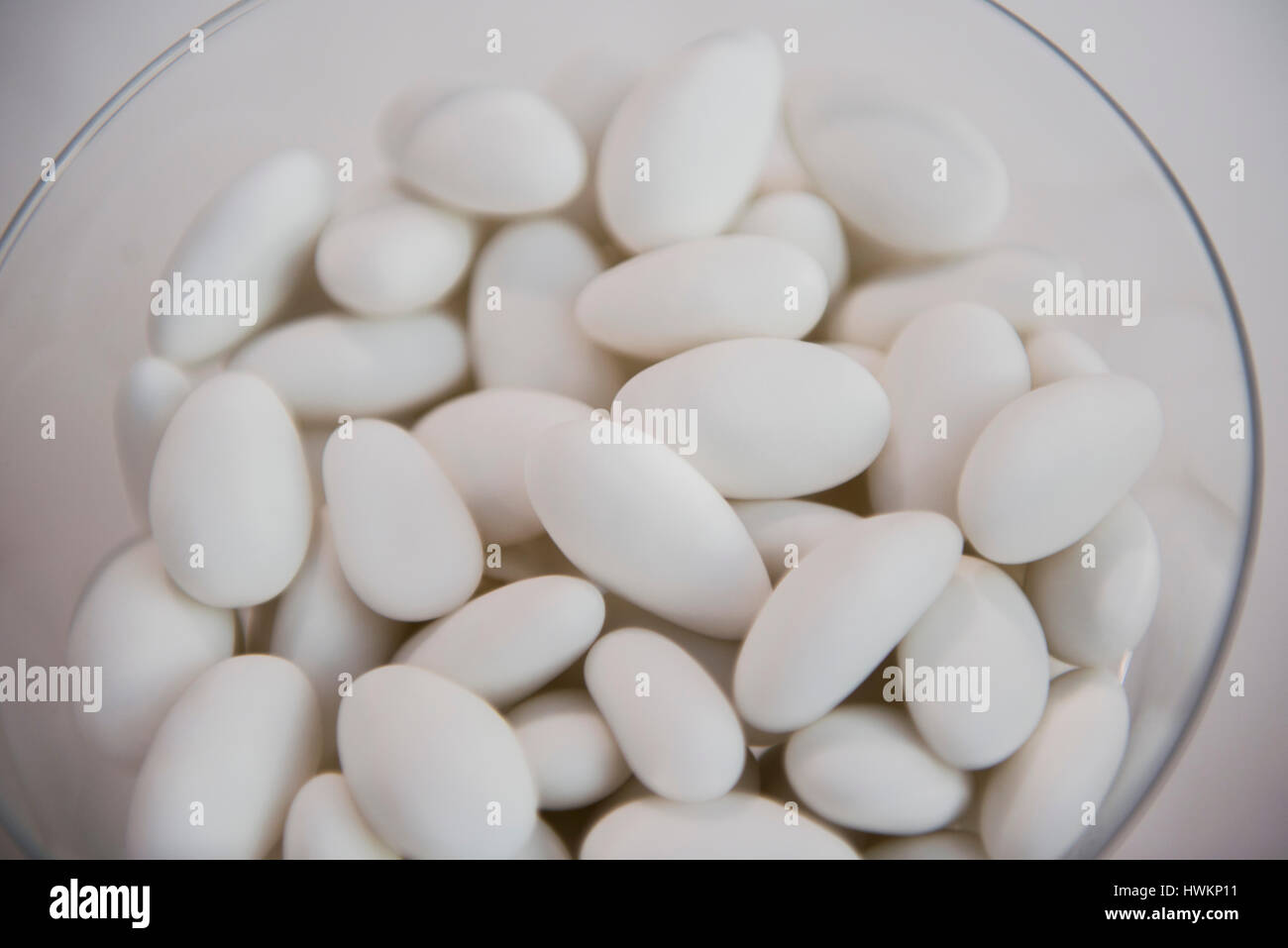 Confetti su un banchetto di nozze tabella Foto Stock