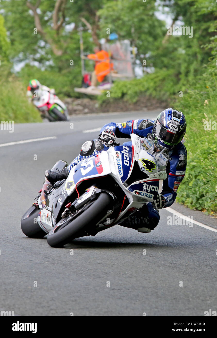 Ian Hutchinson sulla BMW di Tyco super bike durante il 2016 Senior TT dell'Isola di Man Foto Stock