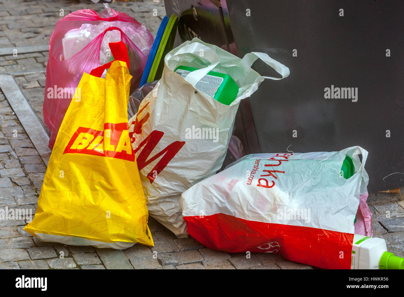 Rifiuti Rifiuti sacchetti di plastica a bin, borse per lo shopping Foto Stock