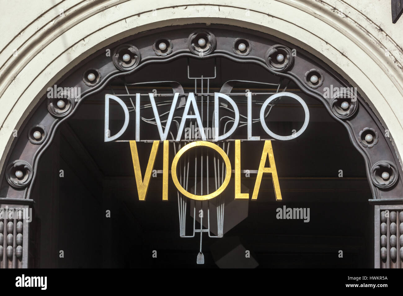 Facciata in Art Nouveau, del Divadlo Viola (Teatro) su Narodni trida. Praga Repubblica Ceca, Europa Foto Stock