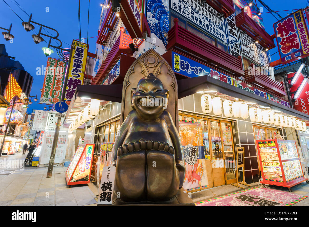 OSAKA, Giappone - 26 Aprile 2016: Statua del Billiken su Shinsekai street. Billiken è originata dall America, creato da Firenze Pretz. Foto Stock