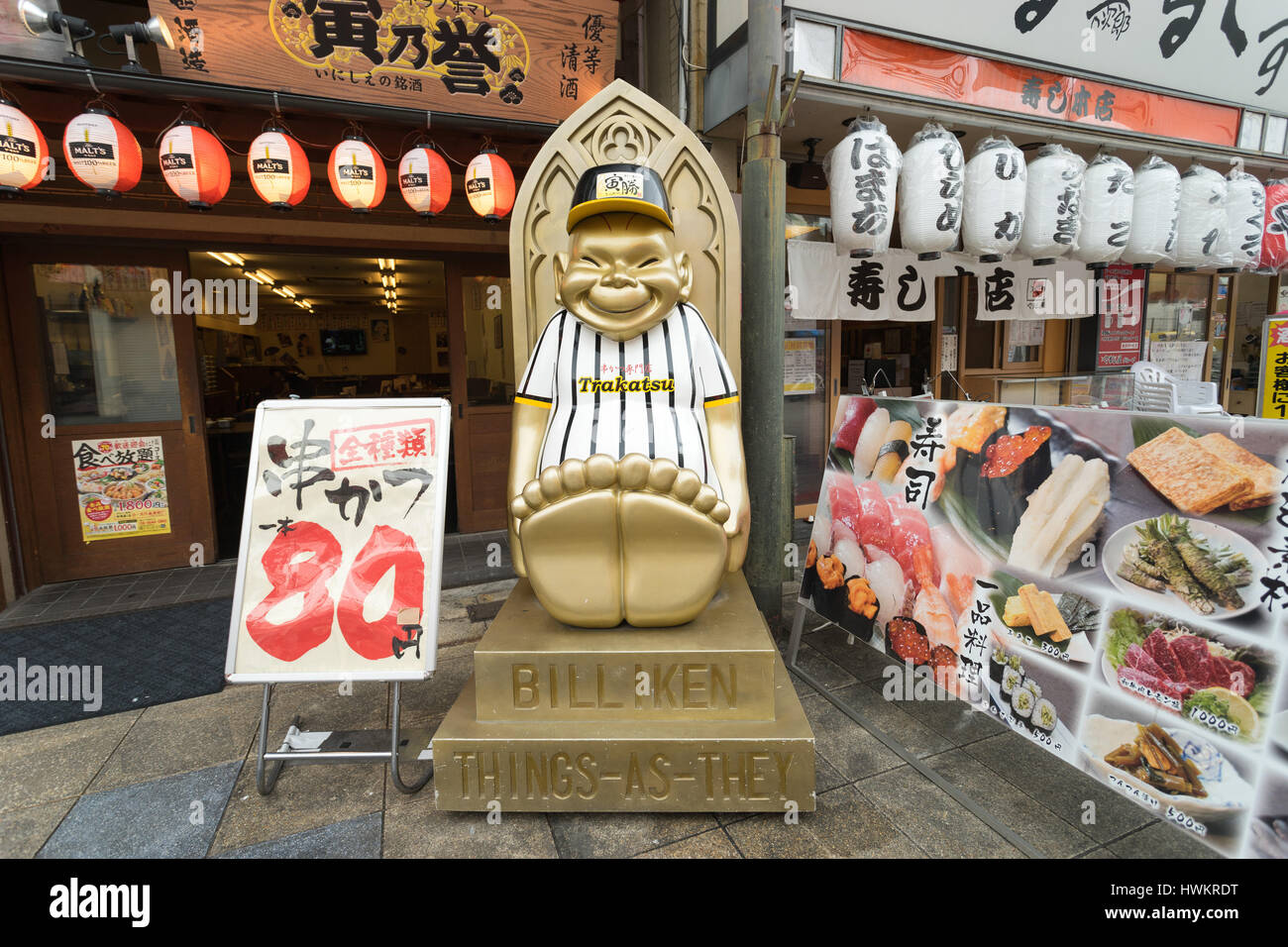 OSAKA, Giappone - 26 Aprile 2016: Statua del Billiken su Shinsekai street. Billiken è originata dall America, creato da Firenze Pretz. Foto Stock