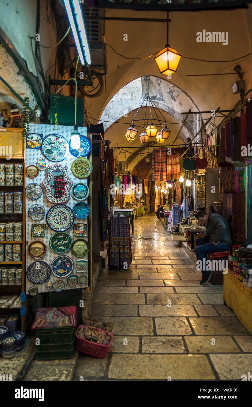 Strada di Gerusalemme vecchia città mercato (souk), Gerusalemme, Israele, Medio Oriente. Foto Stock