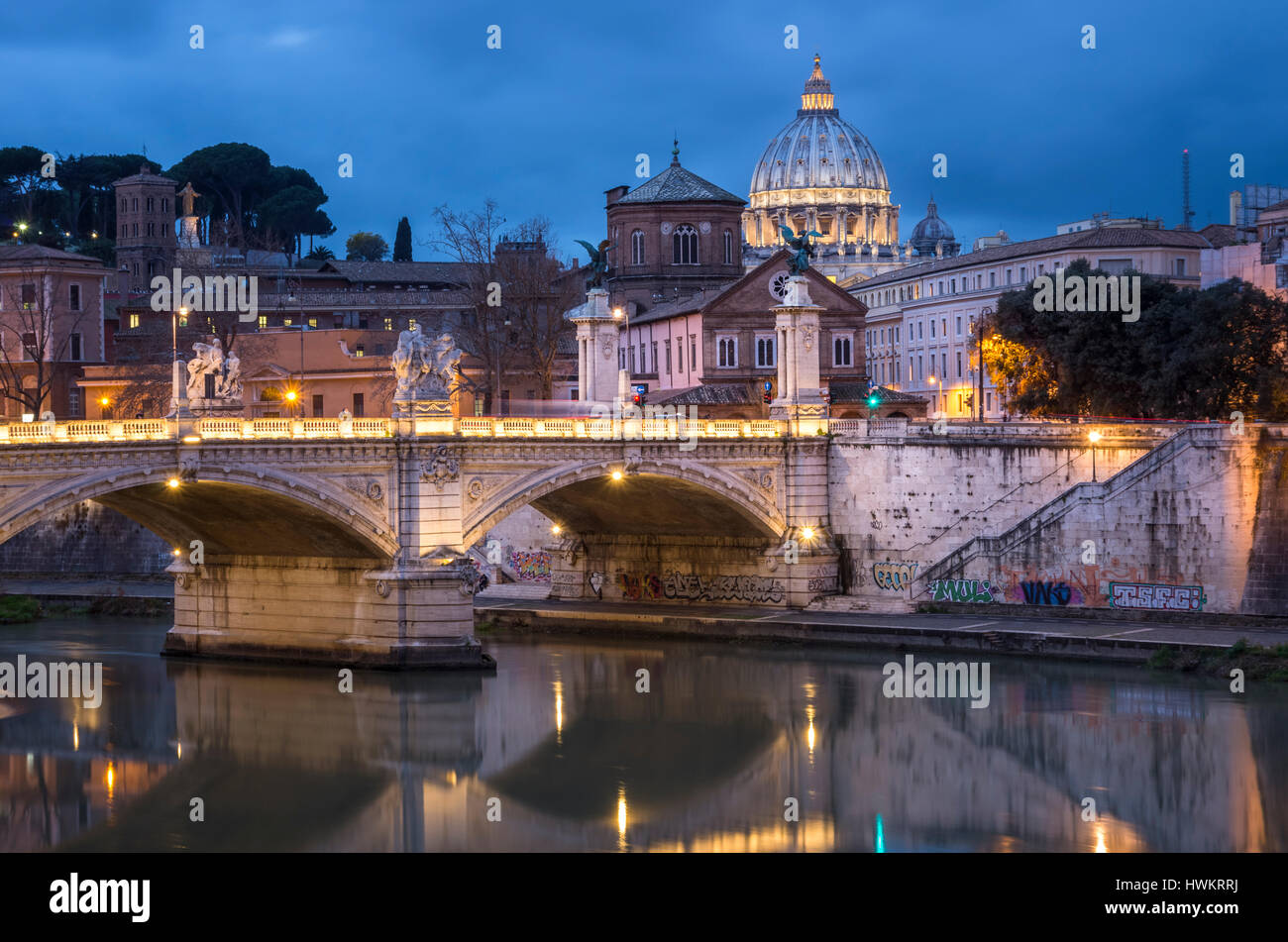 Tevere e sulla Basilica di San Pietro in Roma. Foto Stock