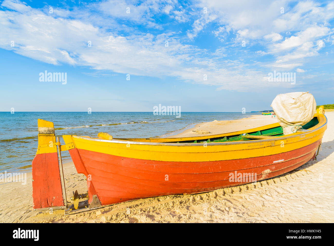 Colorate barche da pesca sulla sabbiosa spiaggia di Debki durante la soleggiata giornata estiva, Mar Baltico, Polonia Foto Stock