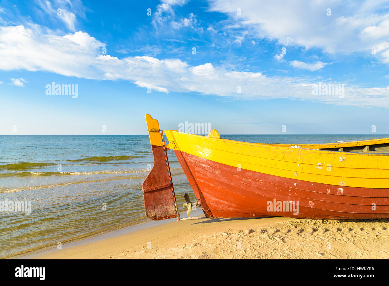 Colorate barche da pesca sulla sabbiosa spiaggia di Debki durante la soleggiata giornata estiva, Mar Baltico, Polonia Foto Stock