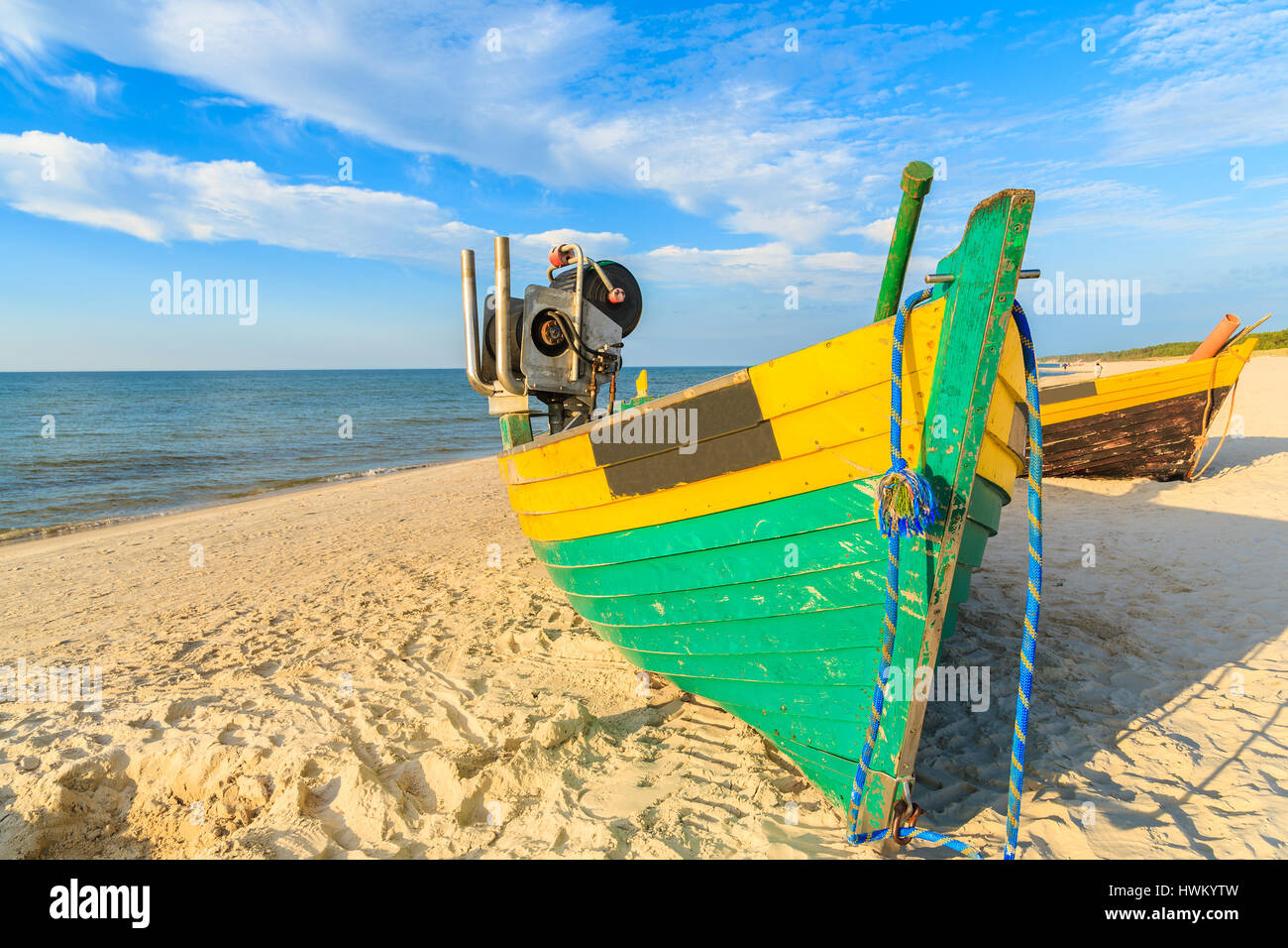 Coloratissime barche di pescatori sulla sabbiosa spiaggia di Debki durante la soleggiata giornata estiva, Mar Baltico, Polonia Foto Stock