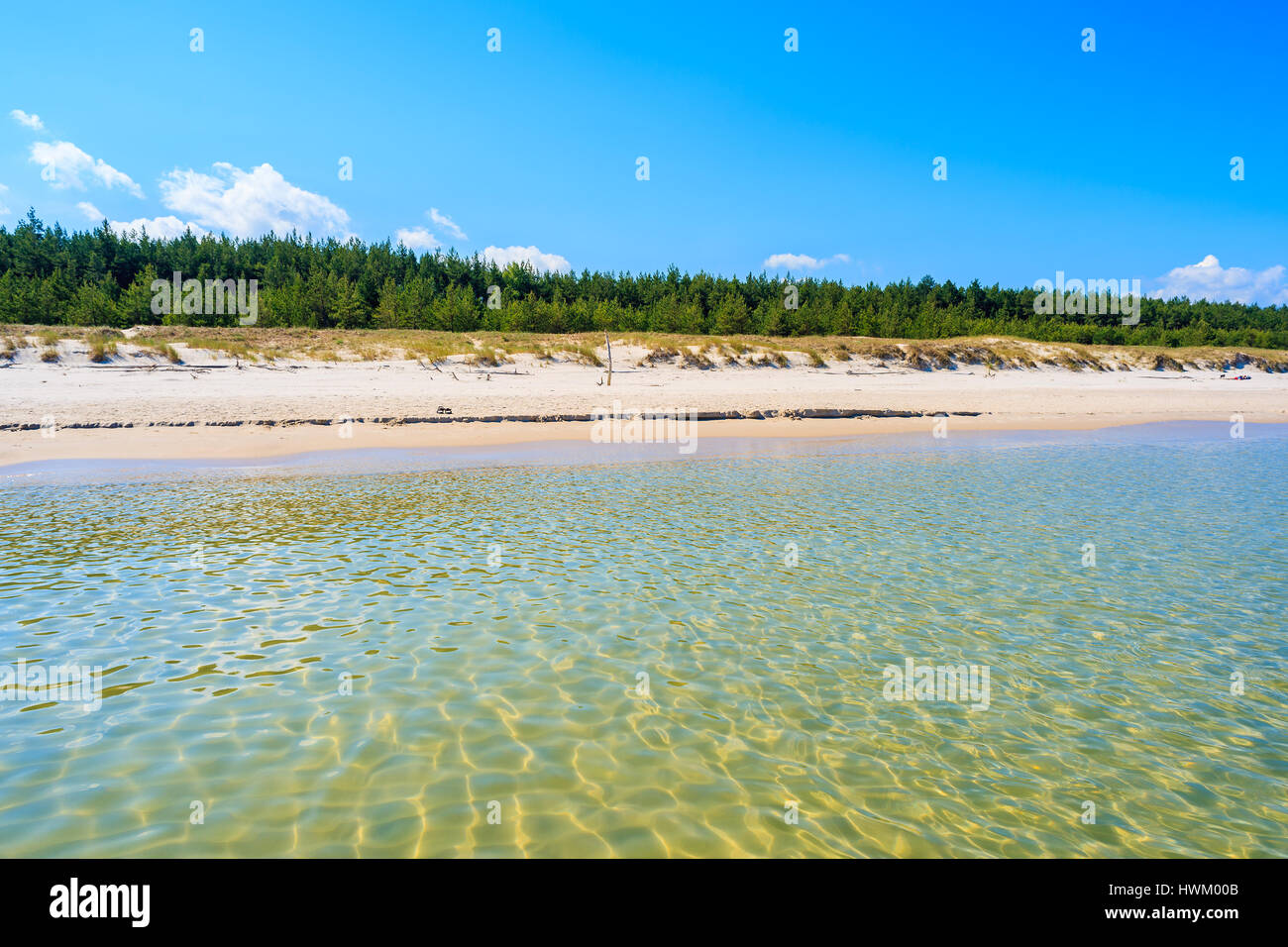 Crystal clear calma acqua di mare sulla spiaggia Lubiatowo, Mar Baltico, Polonia Foto Stock