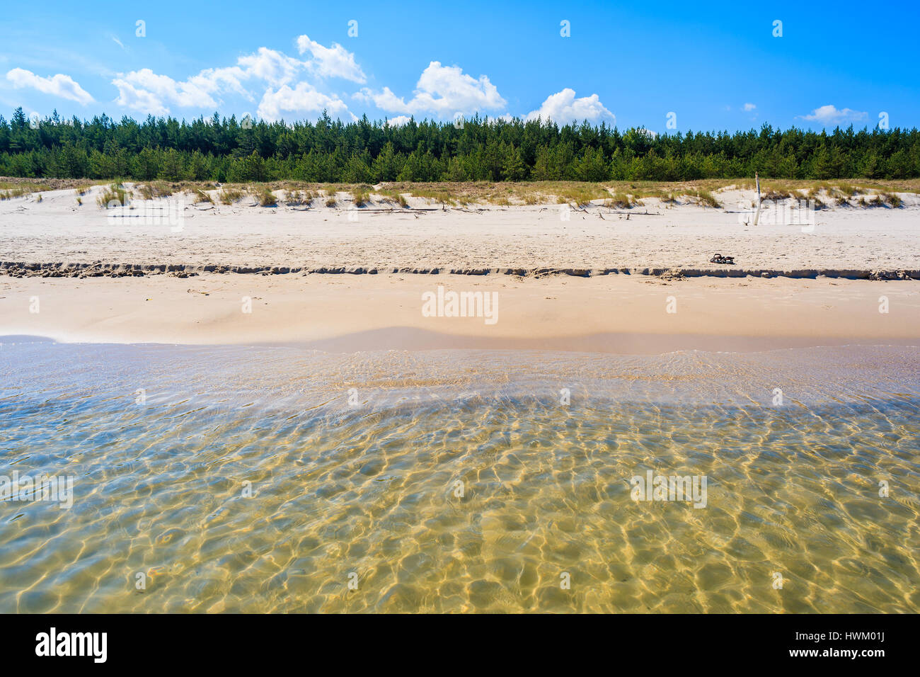 Crystal clear calma acqua di mare sulla spiaggia Lubiatowo, Mar Baltico, Polonia Foto Stock