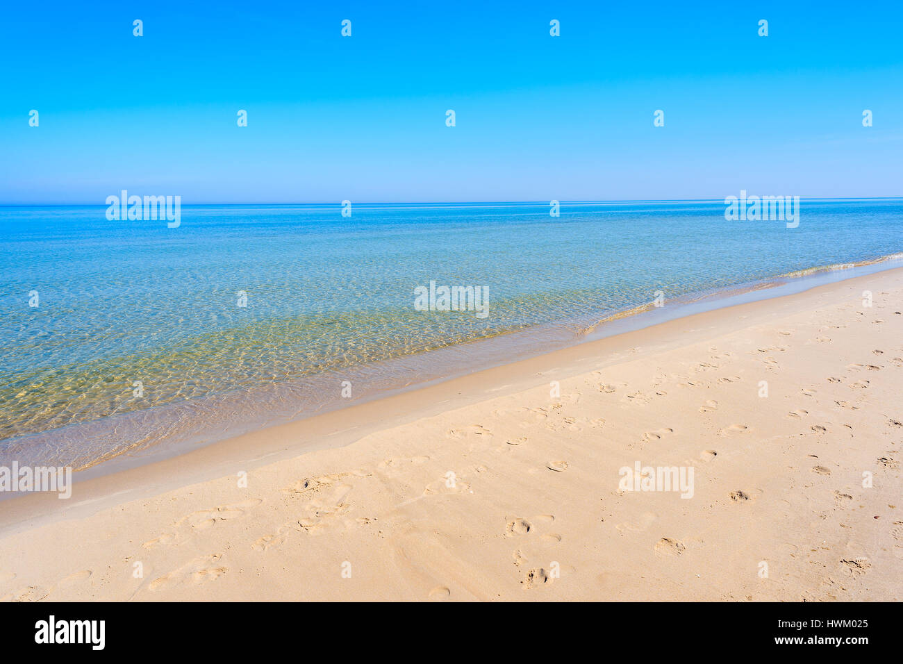 Crystal clear calma acqua di mare sulla spiaggia Lubiatowo, Mar Baltico, Polonia Foto Stock