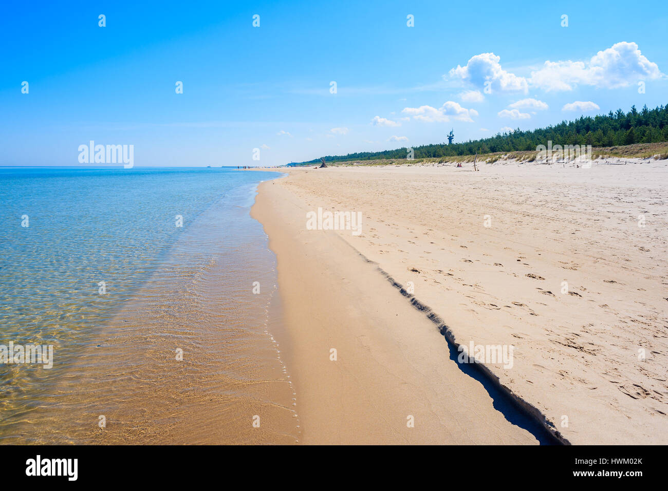 Crystal clear calma acqua di mare sulla spiaggia Lubiatowo, Mar Baltico, Polonia Foto Stock