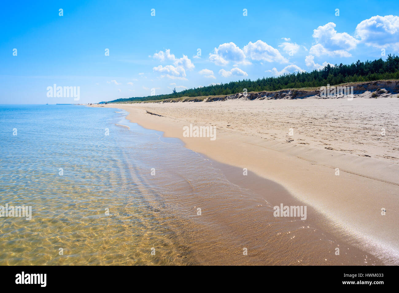 Crystal clear calma acqua di mare sulla spiaggia Lubiatowo, Mar Baltico, Polonia Foto Stock