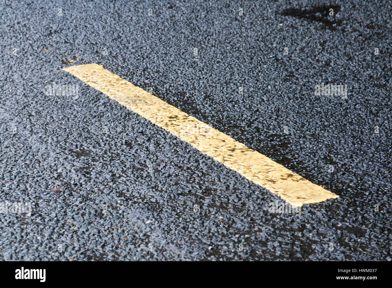 Bordo giallo della segnaletica stradale su un wet irlandese strada rurale della contea di Sligo Foto Stock