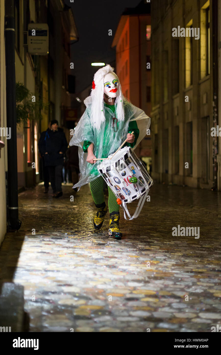 Il Carnevale di Basilea. Basel, Svizzera - 6 marzo 2017. Un singolo partecipante di carnevale nel suo costume individuale passeggiate per le strade della città vecchia Foto Stock