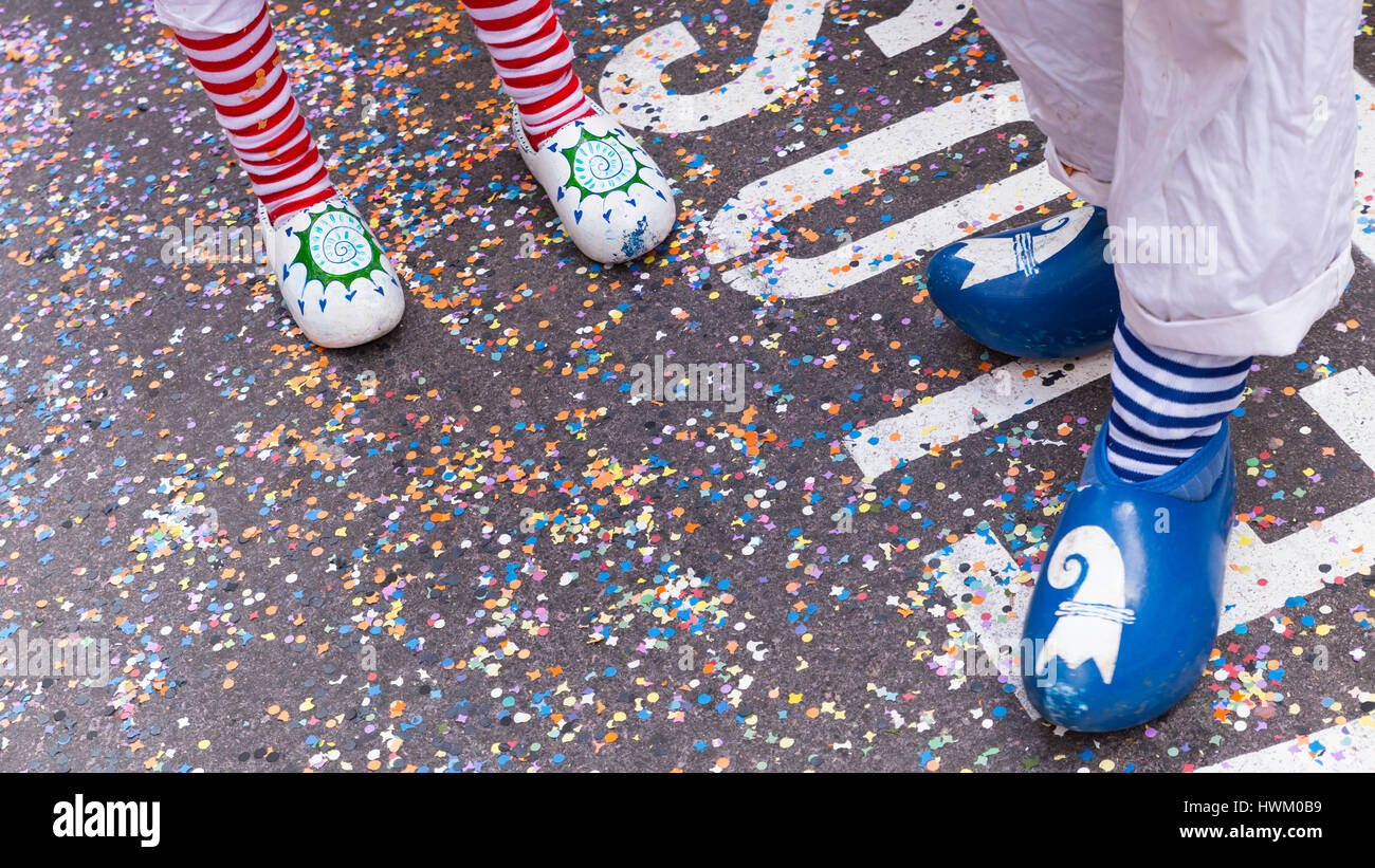 Il Carnevale di Basilea. Basel, Svizzera - Marzo 7, 2017. Vista su due paia di scarpe di legno che sono normalmente indossata da un Waggis (tipico carattere di carnevale) Foto Stock