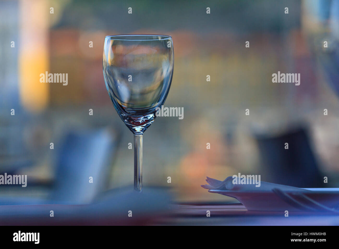 Un bicchiere di vino è sul tavolo,ristorante lista dei vini, a una tabella con un vetro interno, caffè, ristorante a tema Foto Stock