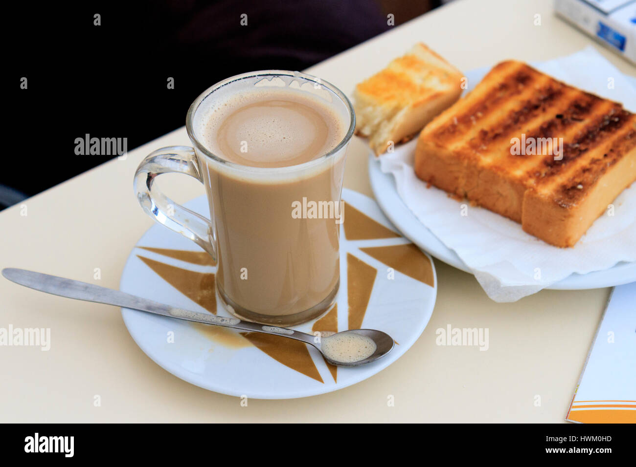 Latte con caffè e toast su una piastra,prima colazione, spuntini leggeri, freschi la mattina, caffetterie, menu snack turistica Foto Stock