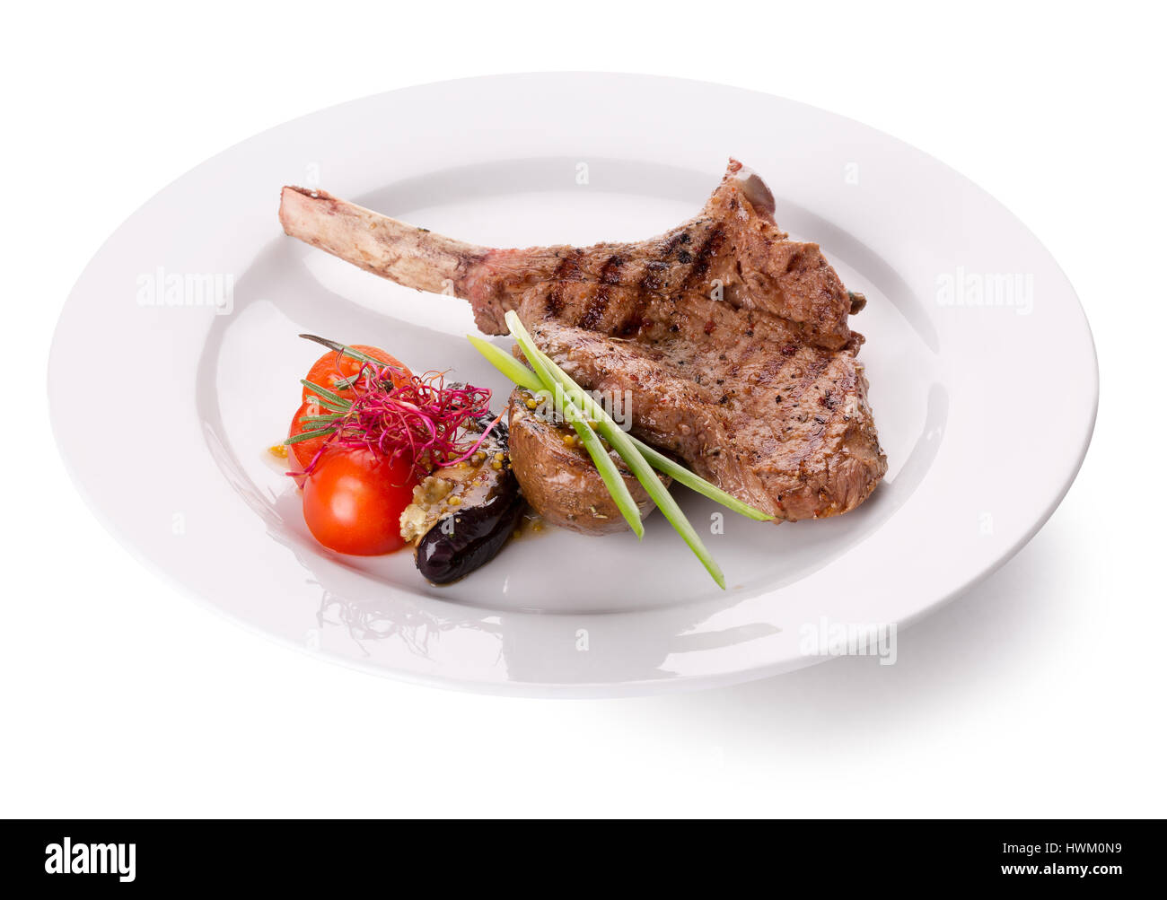 Bistecca di carne su un osso con verdure. Foto Stock