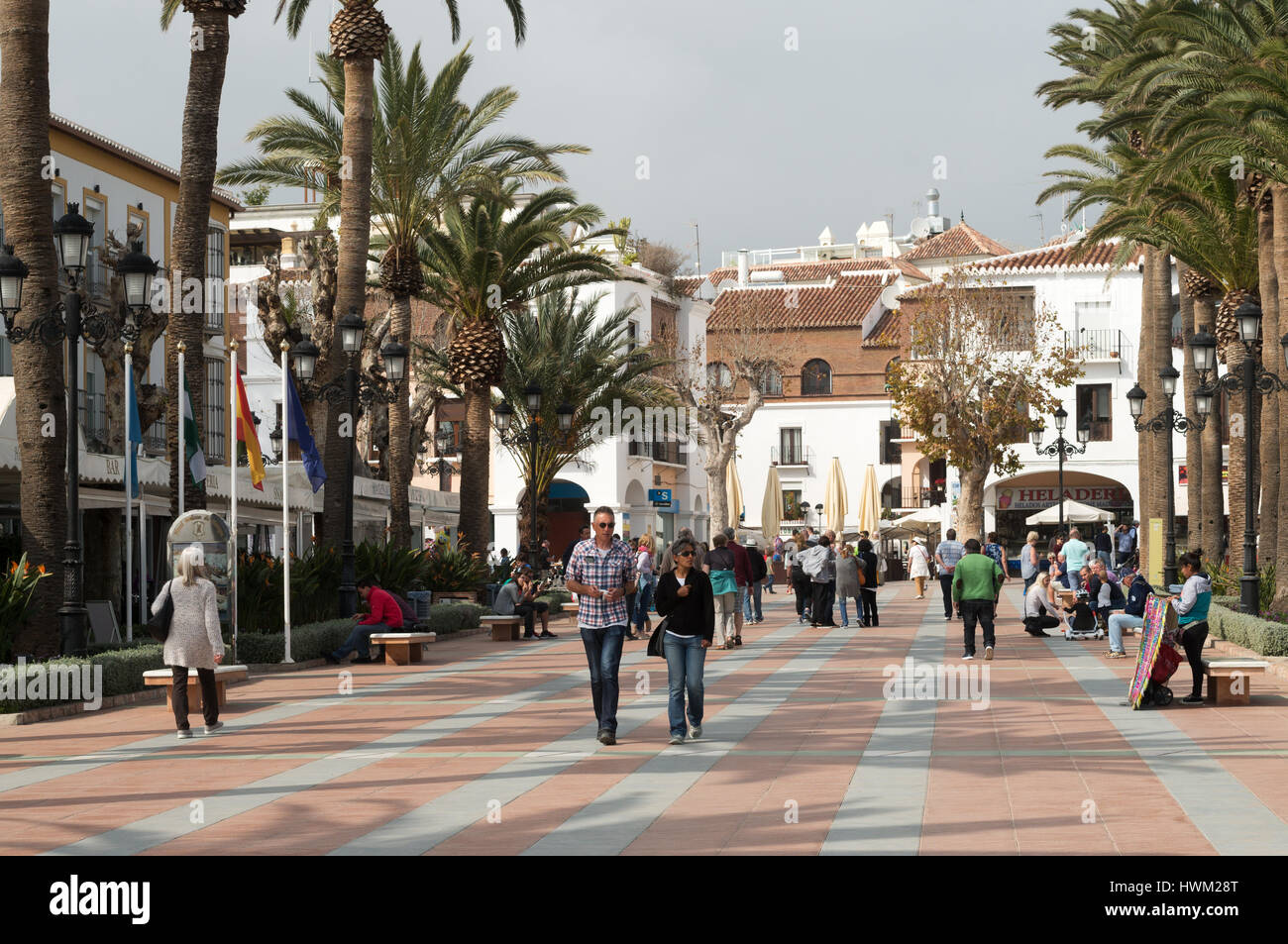 Giovane a piedi, Plaza del Balcón de Europa, Nerja, Andalusia, Spagna Foto Stock