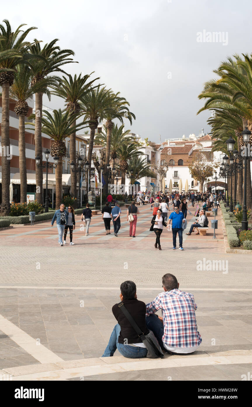 Coppia seduta la Plaza del Balcón de Europa, Nerja, Andalusia, Spagna Foto Stock