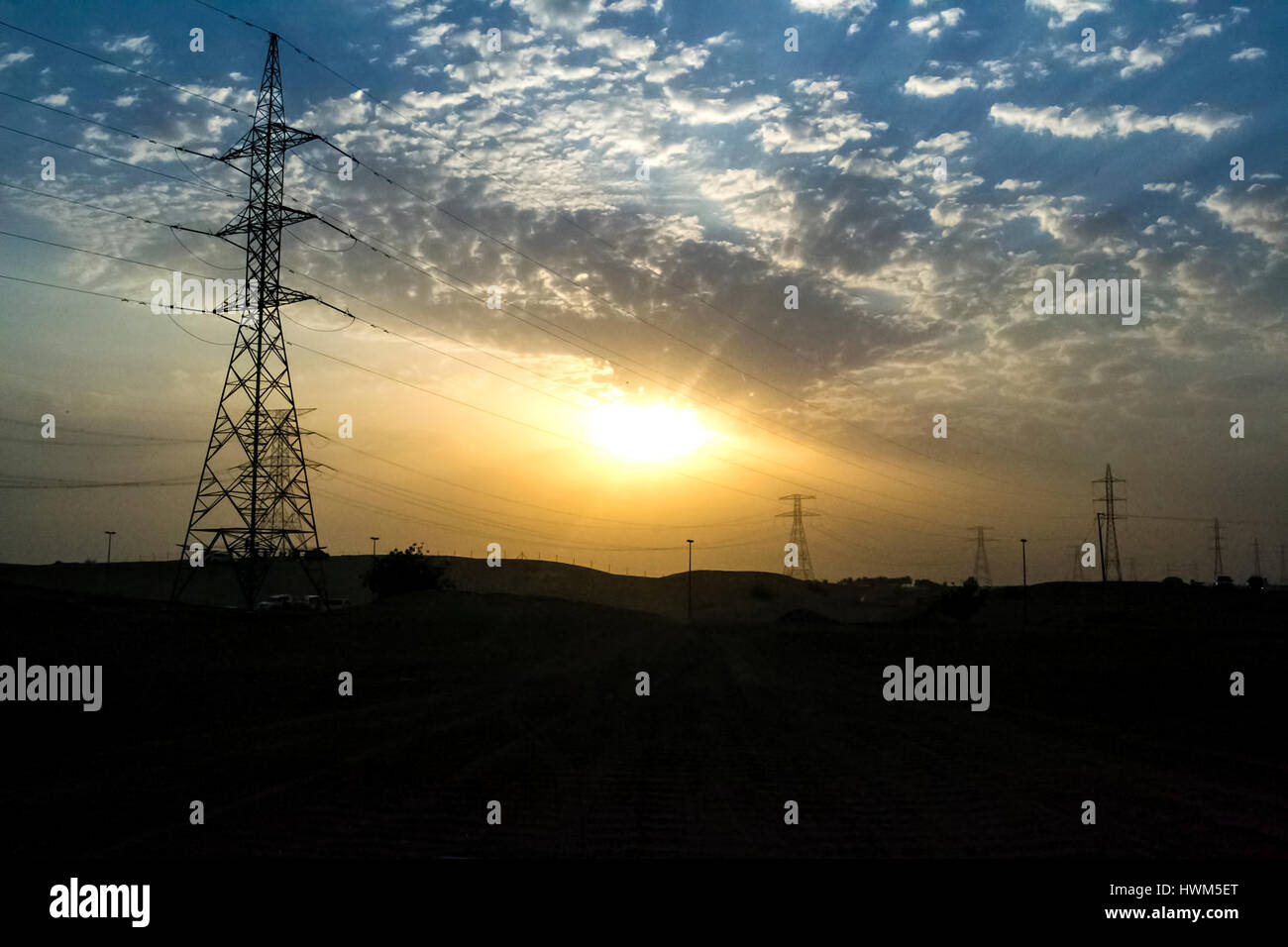 Silhouette di alta tensione polo elettrico struttura in Dubai Foto Stock
