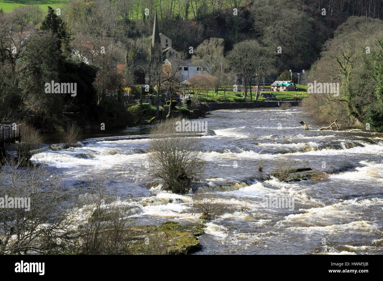 Veloce che scorre il fiume Dee Llangollen Galles Foto Stock