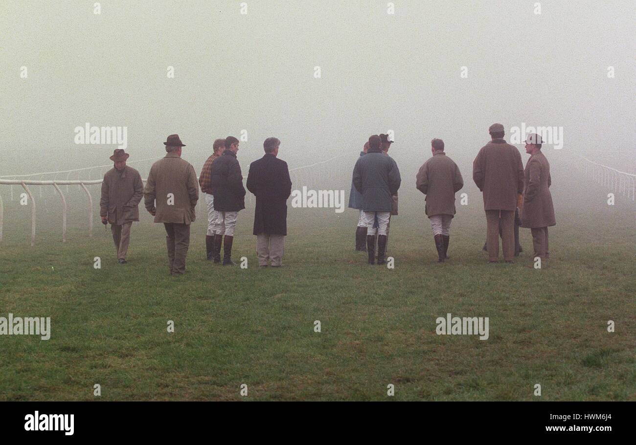 Gli ufficiali di gara verificare CORSO CATTERICK RACE COURSE 12 Febbraio 1997 Foto Stock