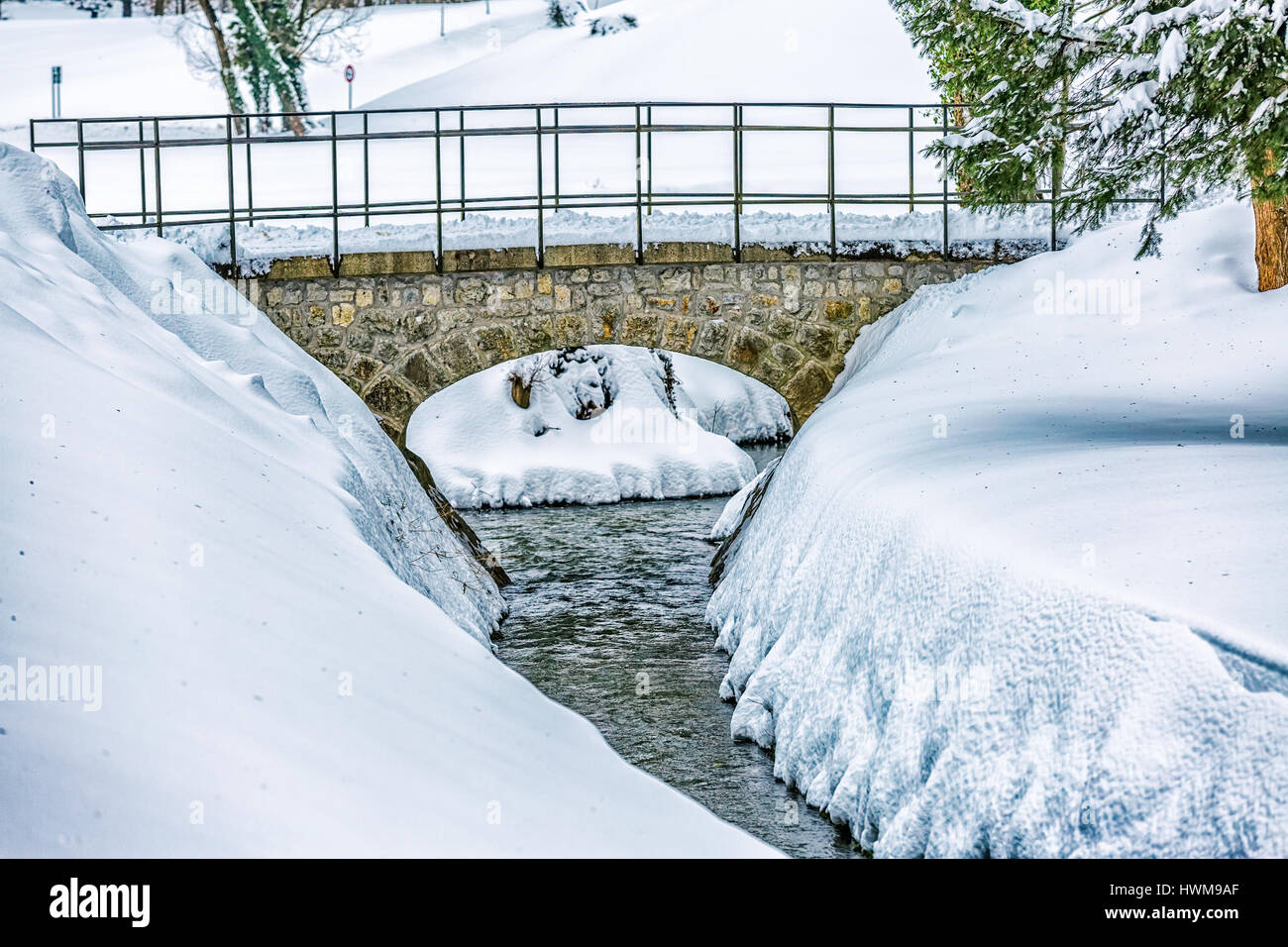 Semplice ponte di pietra sul torrente Foto Stock