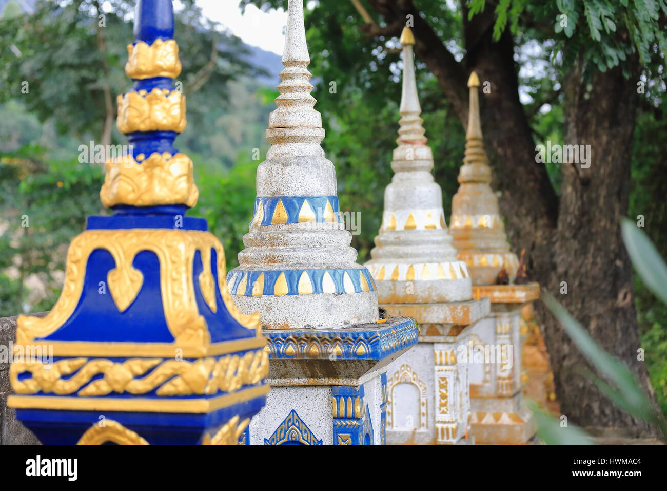 Piccolo stupa-gate esterno di Wat Pha Singkham dal Nam Phak fiume-edificio moderno a casa per un vecchio di 400 anni statua di Buddha credevano di essere potenti per rendere Foto Stock