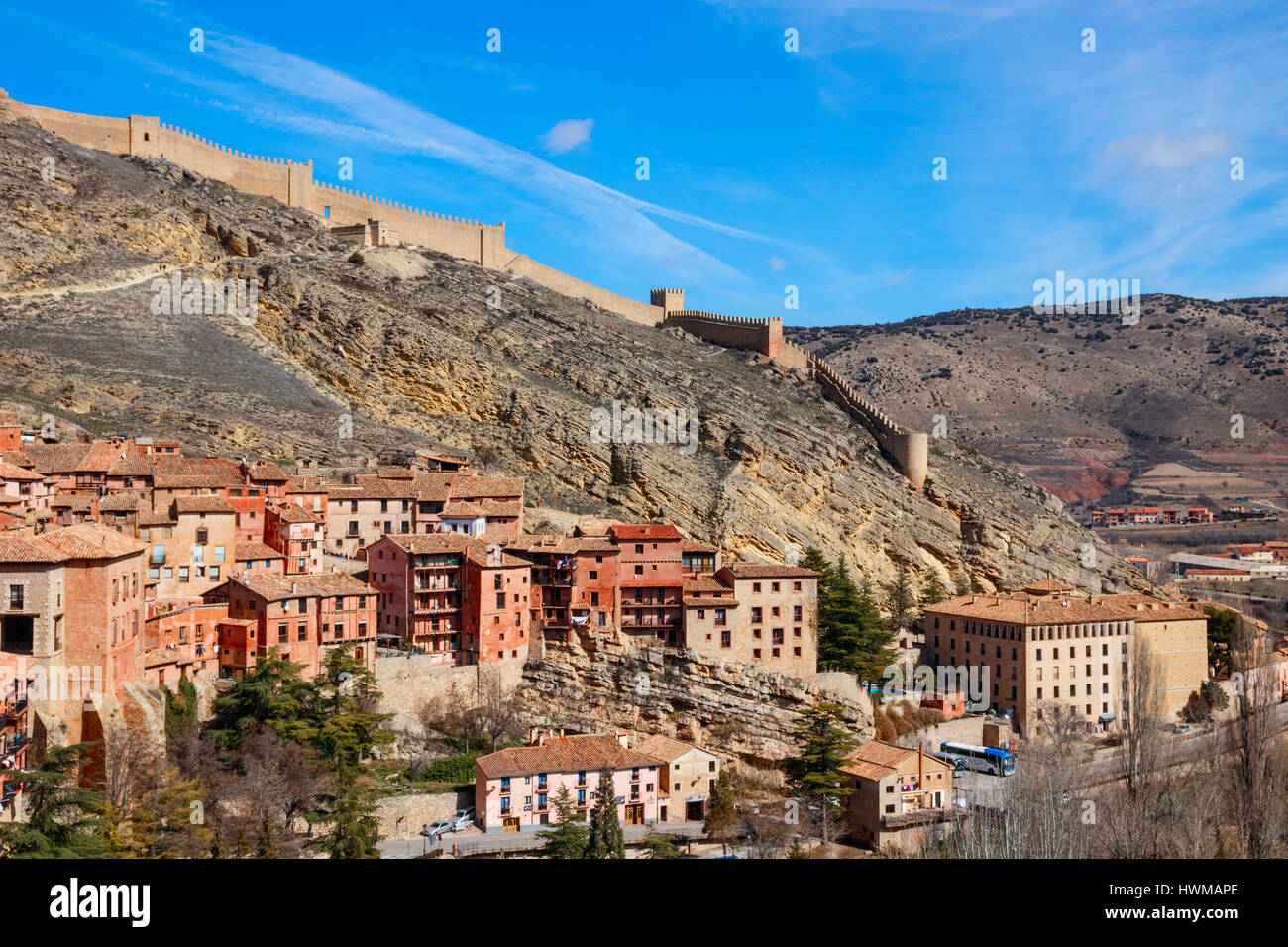 Vista su Albarricin, le sue mura e la valle in una giornata di sole con un cielo blu. Albarracin è situata nella provincia di Teruel, Spagna. Foto Stock