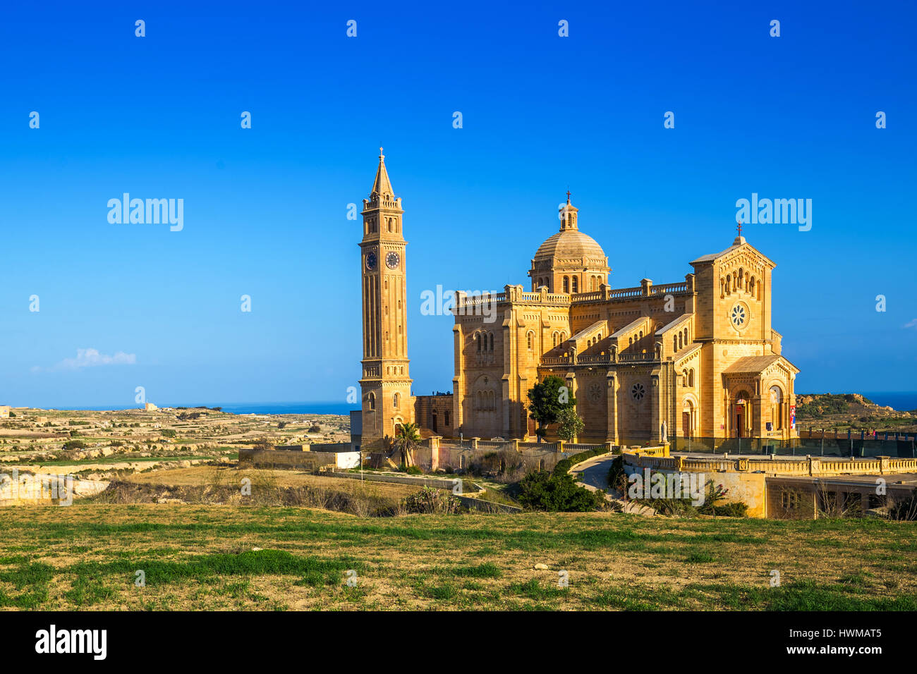 A Gozo, Malta - La Basilica del Santuario Nazionale della Vergine di Ta' Pinu presto al mattino con il cielo blu e chiaro su un giorno di estate Foto Stock