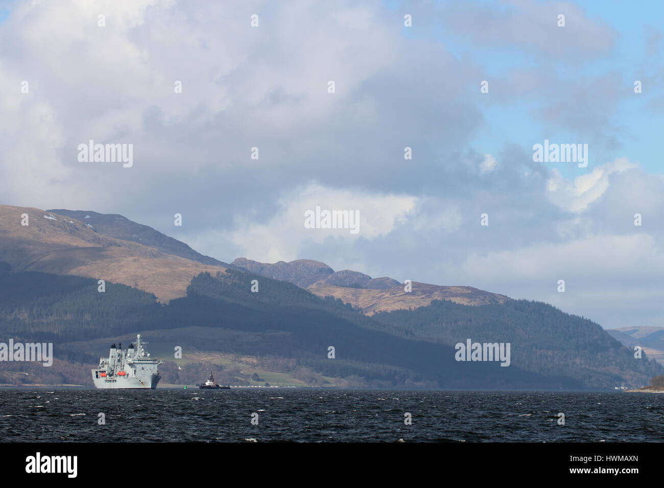 RFA Fort Victoria (A387), un Fort Victoria-classe multi-ruolo di serbatoio di rifornimento della Flotta Reale ausiliario, off Gourock sul Firth of Clyde. Foto Stock